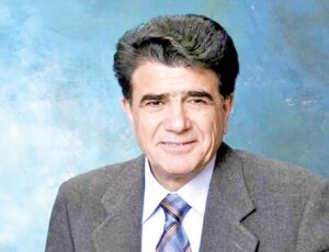 تصویری جالب و دیده نشده از کودکی محمدرضا شجریان در آغوش پدرش