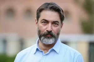 ویدئویی از بدل پارسا پیروزفر در برنامه «هزار و یک» با حضور جناب خان