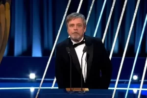صحنه افتادن شلوار ستاره فیلم «جنگ ستارگان» در لحظه‌ی اهدای جایزه بفتا