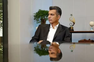 تلاش عجیب همسر عادل فردوسی پور برای مخفی کردن چهره اش در سالن کنسرت