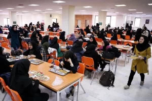 اظهارات عجیب رئیس دانشگاه آزاد درباره علت تفکیک دانشجویان در سلف غذاخوری