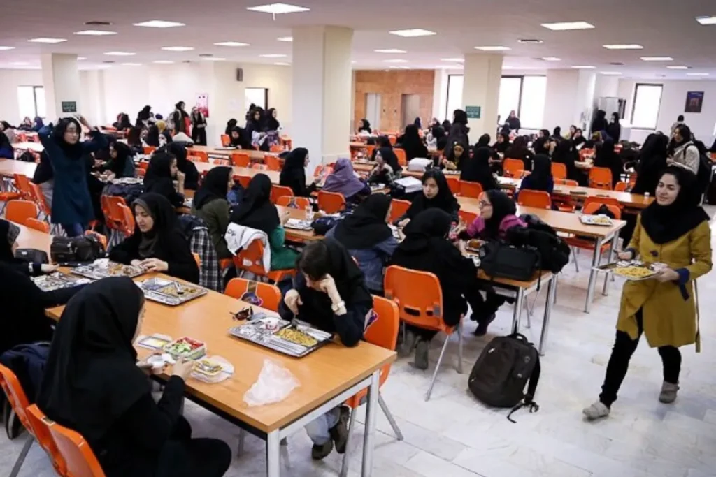 اظهارات عجیب رئیس دانشگاه آزاد درباره علت تفکیک دانشجویان در سلف غذاخوری