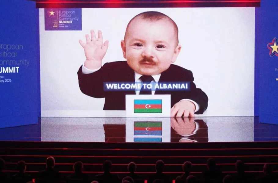 در اجلاس جامعه سیاسی اروپا، تصویر رهبران کشورها با هوش مصنوعی به کودک تبدیل شد