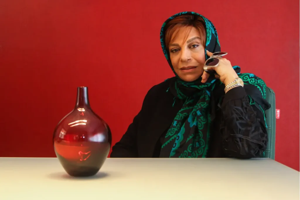 گوهر خیراندیش در کنار جواد عزتی و هومن سیدی در پشت صحنه سریال «وحشی»