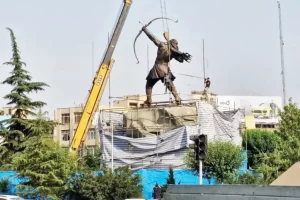 نصب بزرگ‌ترین مجسمه برنزی ایران در میدان ونک