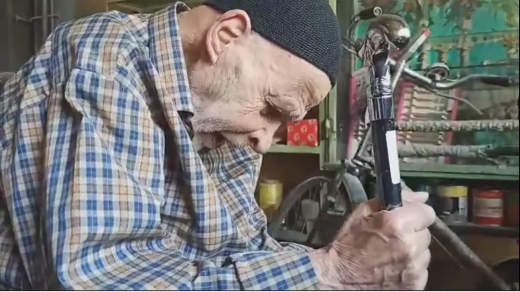 هنرنمایی استاد چاقوساز ۹۹ ساله زنجانی