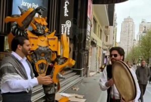 واکنش جالب یک ربات به آهنگ کُردی در شهر مادرید