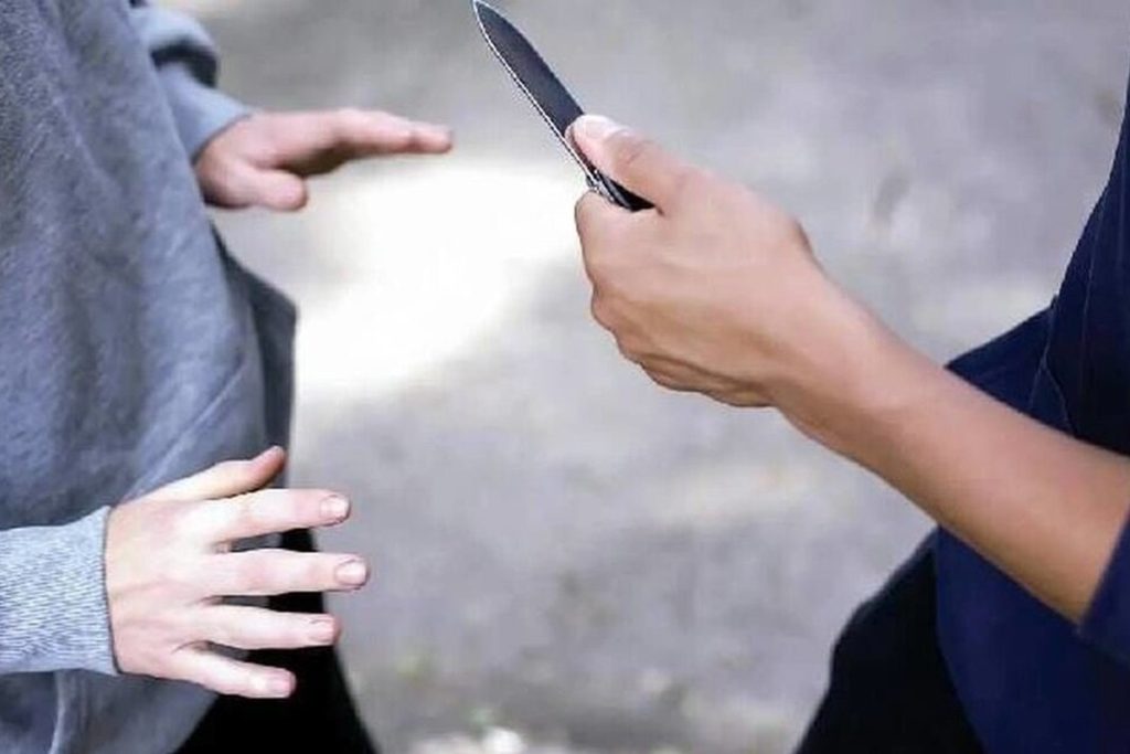 تصاویری هولناک از خفت‌گیری و مصدومیت یک جوان در محله باغ فیض
