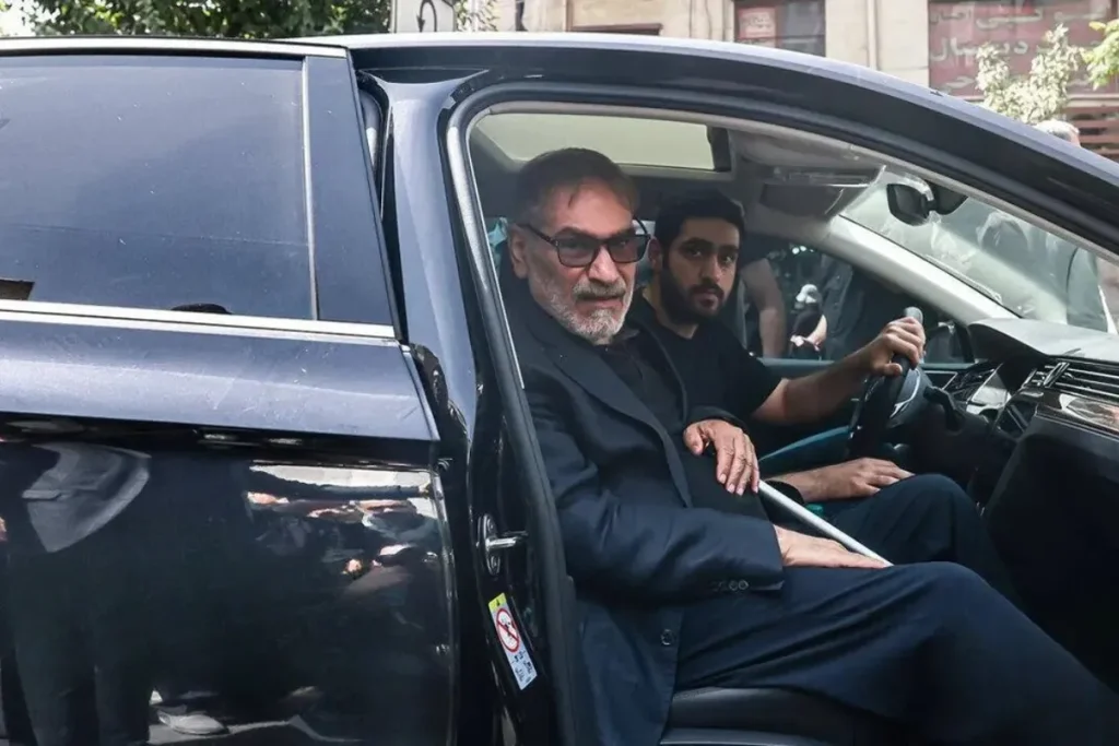 تصویر علی شمخانی به همراه پسرش در خودرو فولکس واگن