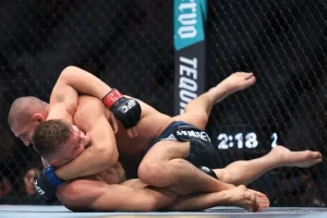 حمزه چیمائف با شکست دریکوس دو پلاسیس قهرمان دسته میان وزن UFC شد