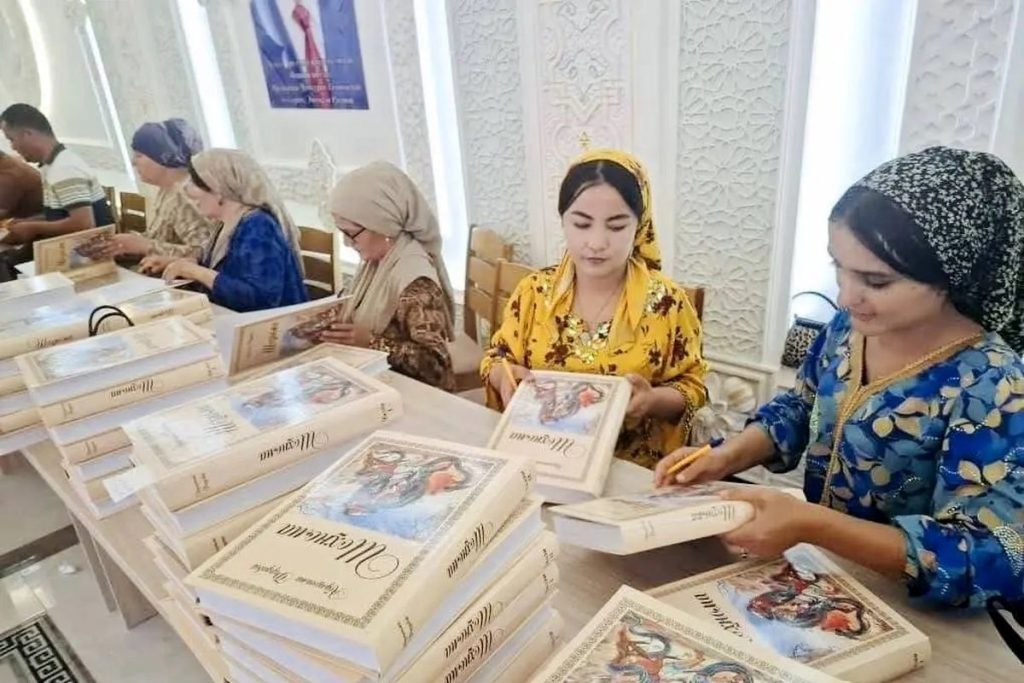 اهدای ۳.۴ میلیون نسخه شاهنامه در تاجیکستان