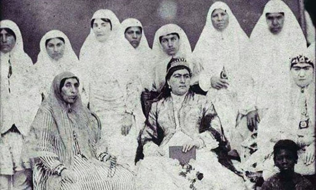 تصویری از سنگ قبر دختر ناصرالدین شاه قاجار ملقب به «عزالسلطنه»