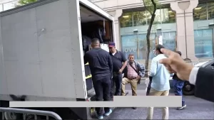 بازگشت پربار هیئت دولت سابق از نیویورک با کامیونی از سوغاتی‌های آمریکایی