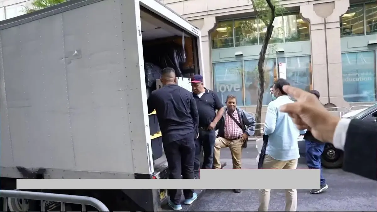 بازگشت پربار هیئت دولت سابق از نیویورک با کامیونی از سوغاتیهای آمریکایی