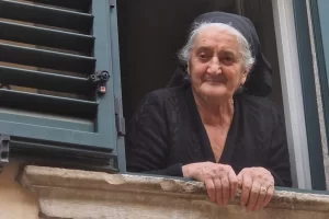 شهرت ناخواسته زن ۹۴ ساله‌ای که سنت روستای قرون وسطایی ایتالیا را زنده نگه می‌دارد