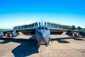 تعداد خدمه بمب‌افکن B-52 چند نفر است؟