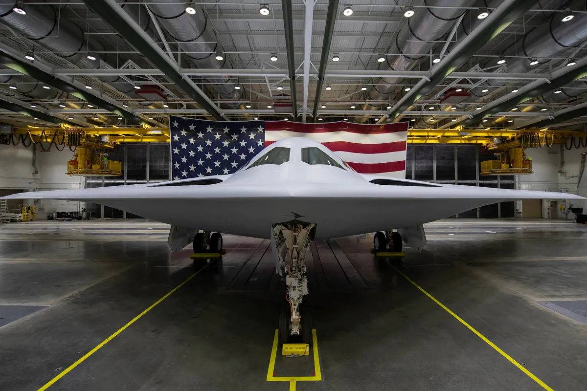 ویژگیهای منحصر به فرد بمبافکن B-21 Raider در مقایسه با سایر جنگندهها چیست؟