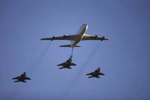 لحظه هدف قرار دادن بخشی از یک آتشبار سامانه پدافندی ۱۵ خرداد توسط اسرائیل