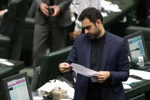 نماینده مجلس: مجموع دریافتی ماهانه نمایندگان به ۱۰۰ میلیون تومان هم نمی‌رسد!