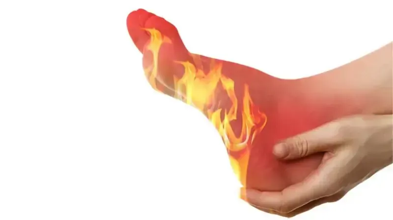 سوزش کف پا نشانه چیست؟