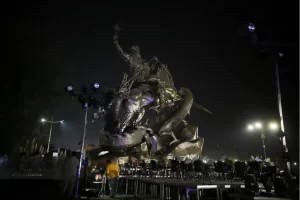 رونمایی از بزرگترین مجسمه اقتباسی ایران با عنوان «نبرد رستم، رخش و اژدها»