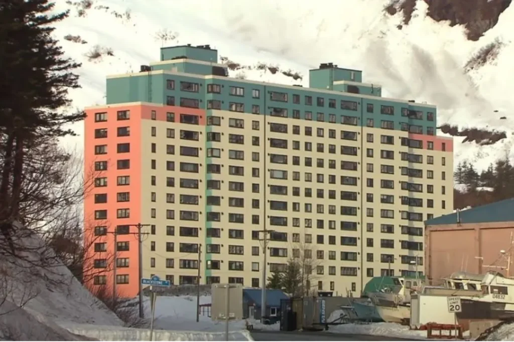 شهر عجیبی که تمام ساکنانش در یک برج با فروشگاه، کلیسا و کلانتری زندگی میکنند