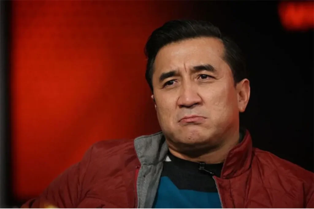 مشاجره لفظی خداداد عزیزی با هوادار خیبر پس از شکست تراکتور