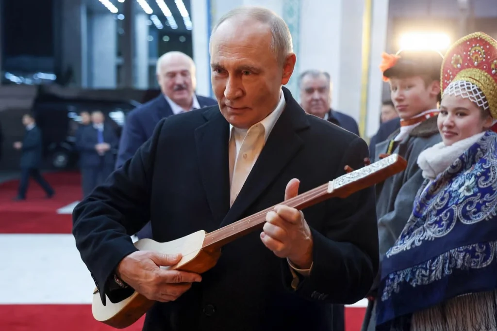 تلاش ولادیمیر پوتین برای نواختن ساز سنتی کوموز در قرقیزستان