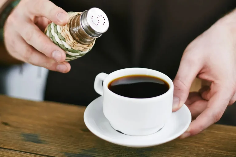 هشدار درباره افزودن نمک به قهوه؛ مد تازه‌ای که می‌تواند سلامت را تهدید کند