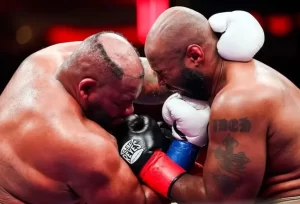 افتادن کلاه‌گیس بوکسور سنگین وزن در حین مبارزه