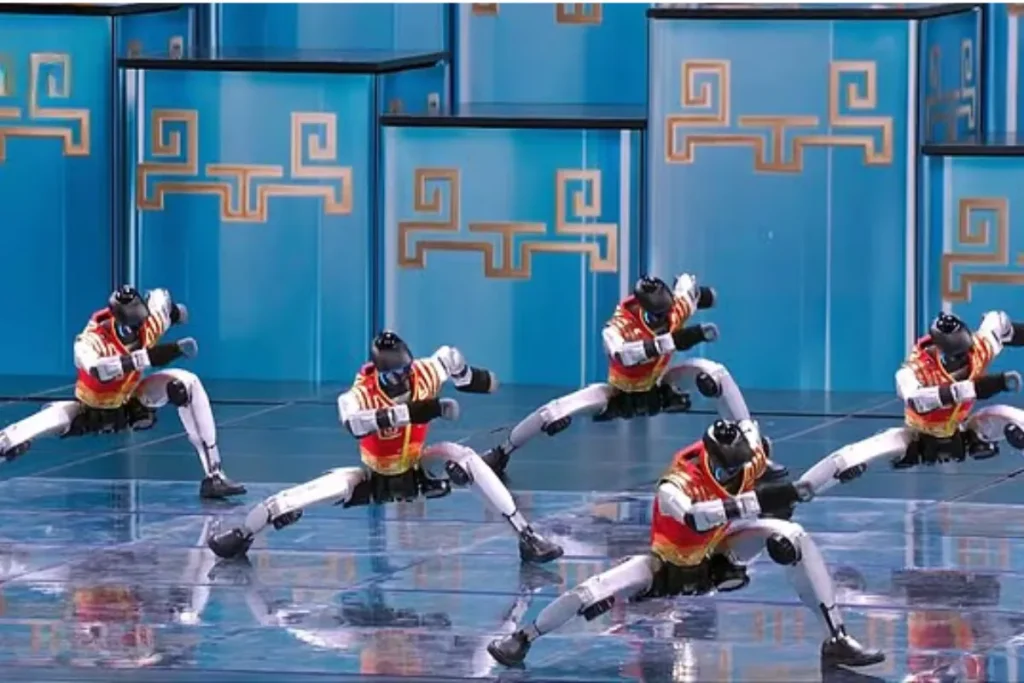 نمایش ربات‌های کونگ‌فوکار با نانچیکو و پشتک وارو در چین