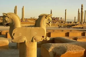 حکاکی بر پیکره تخت‌جمشید؛ پیگرد قانونی یادگارنویسان آغاز شد