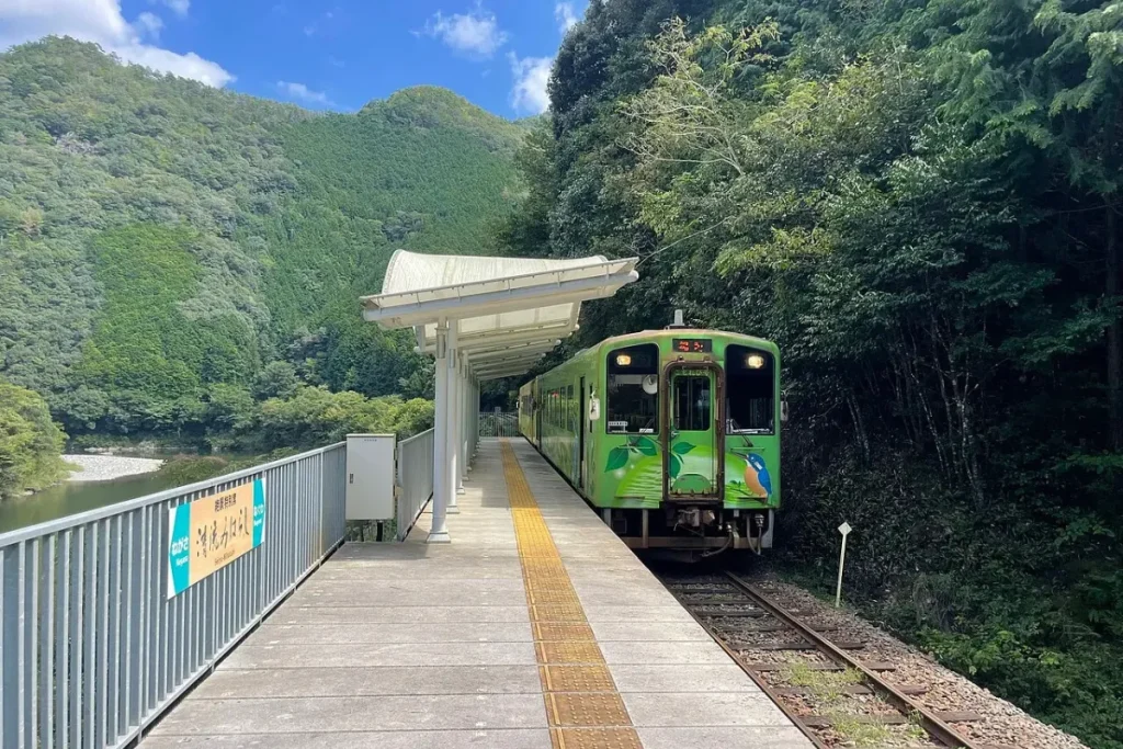 با خلوتترین ایستگاه قطار جهان که تنها یک سرویس در ماه دارد آشنا شوید