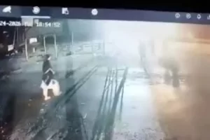 بمب‌گذار انتحاری طالبان خودش را در ایست بازرسی پاکستانی منفجر کرد