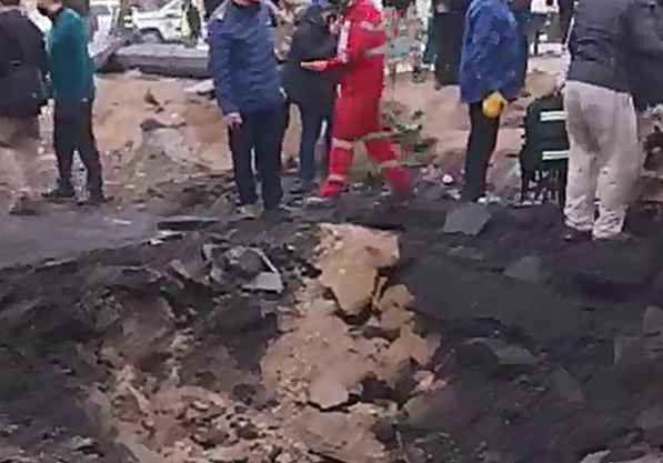 محل اصابت بمب در تقاطع اتوبان رسالت و باقری را ببینید