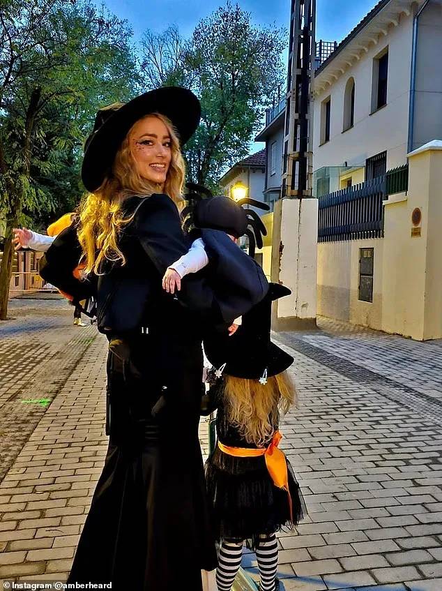 امبر هرد و فرزندانش در جشن هالووین
