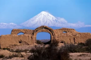 کاروانسرای دیرگچین و قله دماوند