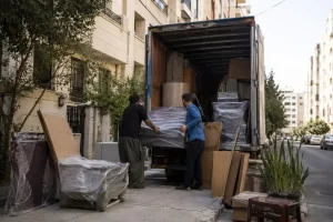 کارگران مشغول اسباب کشی