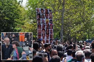 سلفی‌های بی‌پایان یک زن با هنرمندان در مراسم تدفین اکبر عبدی