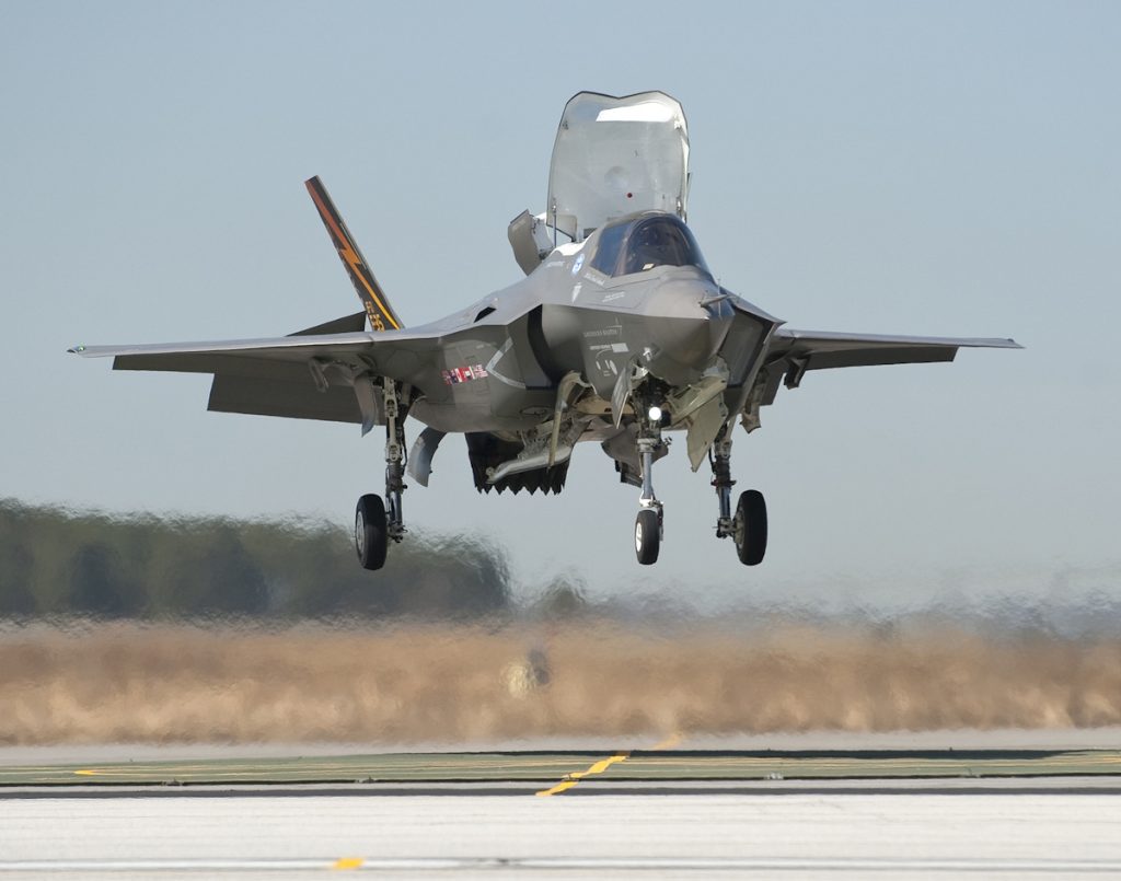 چرا F-35 با یک موتور پرواز می‌کند؟