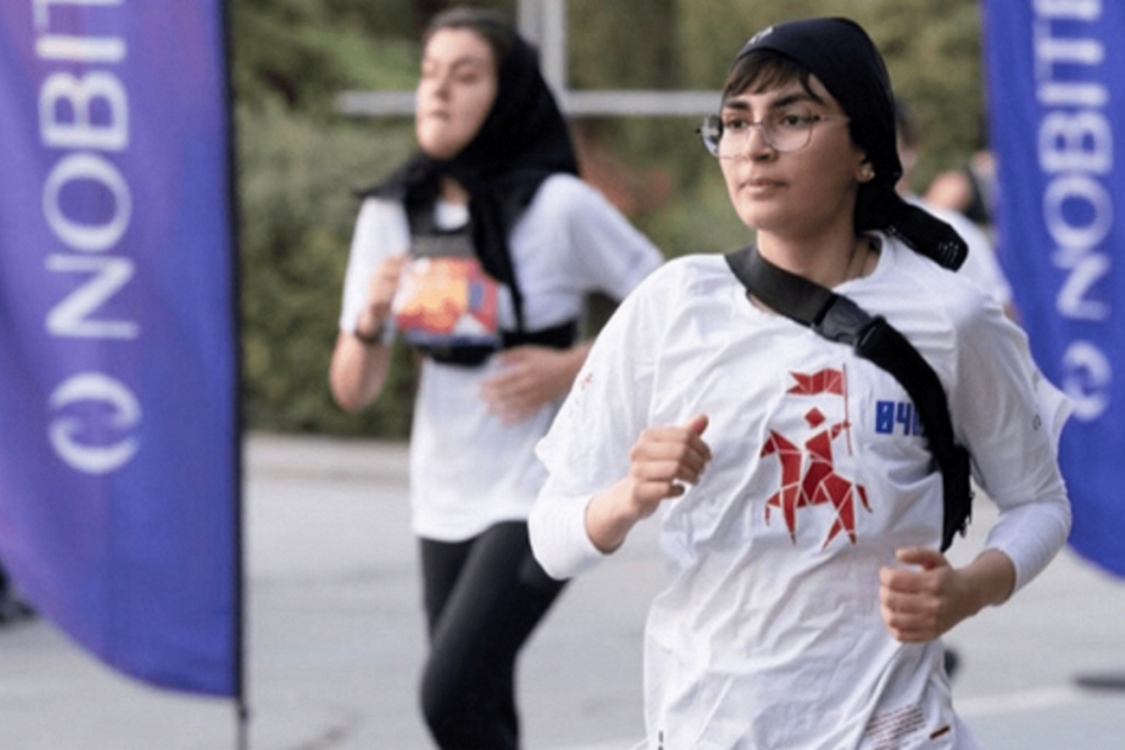 حضور زنان بدون حجاب در ماراتن تهران حاشیهساز شد