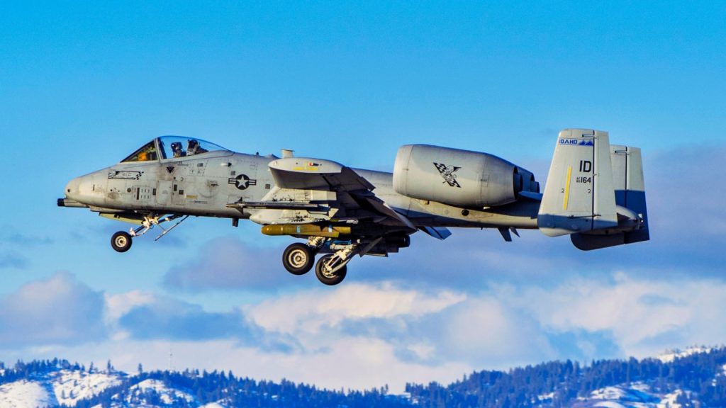 # راز طراحی A-10 Warthog؛ هواپیمایی که برای زنده ماندن زیر آتش دشمن ساخته شد هواپیمای A-10 تاندربولت ۲ با زره سنگین، سامانه‌های کنترلی پشتیبان و طراحی ویژه برای پرواز در ارتفاع پایین، یکی از متفاوت‌ترین هواپیماهای نظامی جهان است؛ پرنده‌ای که از ابتدا برای پشتیبانی نزدیک از نیروهای زمینی و ادامه مأموریت در شرایط سخت میدان نبرد ساخته شد. هواپیمای Fairchild Republic A-10 Thunderbolt II که بیشتر با نام A-10 Warthog شناخته می‌شود، برای انجام یک مأموریت مشخص طراحی شده است: پشتیبانی هوایی نزدیک از نیروهای زمینی. برخلاف بسیاری از جنگنده‌های چندمنظوره که بعدها برای حمله به اهداف زمینی نیز به کار گرفته شدند، این هواپیما از ابتدا برای فعالیت در نزدیکی خط مقدم و مقابله با تهدیدهای زمینی ساخته شد. در چنین مأموریت‌هایی، سرعت بالا به‌تنهایی تعیین‌کننده نیست. توانایی پرواز در ارتفاع پایین، شناسایی اهداف، اجرای حملات دقیق، مقاومت در برابر آتش دشمن و بازگشت به پایگاه پس از آسیب‌دیدگی اهمیت بیشتری دارند. همین ویژگی‌ها باعث شده‌اند A-10 با وجود ورود هواپیماهای سریع‌تر و مدرن‌تر به خدمت، همچنان جایگاه ویژه‌ای در تاریخ هوانوردی نظامی داشته باشد. نیروی هوایی آمریکا نیز A-10 را نخستین هواپیمای خود می‌داند که به‌طور اختصاصی برای پشتیبانی هوایی نزدیک طراحی شده است. ساختار این پرنده به‌جای تمرکز بر سرعت و عملکردهای نمایشی، بر بقاپذیری، کنترل‌پذیری در سرعت پایین و امکان حضور طولانی‌مدت بر فراز میدان نبرد تأکید دارد. شهرت A-10 تنها به توپ معروف GAU-8 آن محدود نمی‌شود. بخش مهمی از توانایی این هواپیما به طراحی بدنه و اجزایی بازمی‌گردد که برای تحمل آسیب و حفظ قابلیت پرواز در شرایط دشوار ساخته شده‌اند. کابین زره‌پوش تیتانیومی، سامانه‌های کنترل پرواز پشتیبان، بال‌های بزرگ و مستقیم، موتورهای نصب‌شده در موقعیتی غیرمعمول و ارابه فرود مقاوم، همگی از یک اصل پیروی می‌کنند: هواپیما باید بتواند در محیط خطرناک میدان نبرد به فعالیت خود ادامه دهد. در ادامه، پنج ویژگی ساختاری مهم A-10 را بررسی می‌کنیم که نقش تعیین‌کننده‌ای در تبدیل آن به یکی از شناخته‌شده‌ترین هواپیماهای پشتیبانی هوایی نزدیک داشته‌اند. ## ۱. کابین زره‌پوش تیتانیومی؛ محافظی که جان خلبان را حفظ می‌کند ### محفظه‌ای با حدود ۵۴۴ کیلوگرم زره یکی از شاخص‌ترین ویژگی‌های A-10، کابین زره‌پوش آن است. در ساخت این محفظه محافظ از حدود ۵۴۴ کیلوگرم تیتانیوم استفاده شده و شکل آن به محفظه‌ای شبیه وان حمام شباهت دارد. این ساختار که به «وان حمام تیتانیومی» معروف است، خلبان را در برابر بخشی از تهدیدهای متداول میدان نبرد محافظت می‌کند. این زره صرفاً یک ویژگی ظاهری نیست، بلکه مستقیماً با مأموریت اصلی هواپیما ارتباط دارد. A-10 باید در ارتفاع پایین پرواز کند و برای شناسایی و هدف قرار دادن تهدیدها به نیروهای دشمن نزدیک شود. در چنین شرایطی، گلوله‌های سلاح‌های سبک، آتش توپخانه ضدهوایی و ترکش‌های ناشی از انفجار می‌توانند خطر جدی برای خلبان و سامانه‌های حیاتی هواپیما ایجاد کنند. محافظت فیزیکی از کابین و بخش‌های مهم سامانه کنترل پرواز به A-10 کمک می‌کند پس از تحمل برخی آسیب‌ها همچنان به پرواز ادامه دهد. این ویژگی به‌ویژه در مأموریت‌هایی اهمیت دارد که هواپیما در فاصله کمی از نیروهای دشمن فعالیت می‌کند و امکان دور ماندن از آتش زمینی را ندارد. بر اساس اطلاعات منتشرشده از سوی نیروی هوایی آمریکا، ساختار محافظتی A-10 برای مقاومت در برابر تهدیدهای سنگین، از جمله برخی برخوردهای ناشی از گلوله‌های ضدزره و پرتابه‌های انفجاری، طراحی شده است. البته میزان مقاومت هواپیما به محل اصابت و نوع مهمات بستگی دارد و زره به معنای مصونیت کامل در برابر آسیب نیست. از دیدگاه مهندسی، اهمیت این طراحی در آن است که احتمال زنده ماندن خلبان و ادامه فعالیت هواپیما پس از آسیب‌دیدگی را افزایش می‌دهد. در مأموریت‌های پشتیبانی هوایی نزدیک، گاهی توانایی بازگشت به پایگاه پس از دریافت ضربه، از سرعت یا چابکی بیشتر ارزشمندتر است. به همین دلیل، کابین تیتانیومی یکی از مهم‌ترین اجزای طراحی A-10 به شمار می‌رود؛ بخشی که از ابتدا برای شرایط پرخطر میدان نبرد در نظر گرفته شده است. ## ۲. بال‌های بزرگ و مستقیم برای کنترل بهتر در ارتفاع پایین ### دهانه بال بیش از ۱۷.۴۲ متر بال‌های بزرگ و مستقیم A-10 از مهم‌ترین عوامل شکل‌گیری ویژگی‌های پروازی این هواپیما هستند. دهانه بال این پرنده بیش از ۵۷ فوت، معادل حدود ۱۷.۴۲ متر، است. این طراحی به A-10 اجازه می‌دهد در سرعت‌های پایین کنترل‌پذیری مناسبی داشته باشد و مدت بیشتری در منطقه عملیات باقی بماند. در حالی که بسیاری از جنگنده‌های سریع از بال‌های پس‌گرا بهره می‌برند، طراحی A-10 برای رسیدن به حداکثر سرعت ممکن شکل نگرفته است. هدف اصلی، ایجاد شرایطی است که خلبان بتواند در ارتفاع پایین مانور دهد، اهداف زمینی را به‌صورت بصری شناسایی کند و در صورت نیاز چندین حمله پیاپی انجام دهد. بال‌های مستقیم و سطح نسبتاً بزرگ آن‌ها به تولید نیروی برا در سرعت‌های پایین کمک می‌کنند. در نتیجه، هواپیما می‌تواند با سرعت کمتر پرواز کند و هنگام گردش یا تغییر مسیر، کنترل مناسبی داشته باشد. این ویژگی برای پشتیبانی از نیروهای زمینی اهمیت زیادی دارد؛ زیرا موقعیت تهدیدها ممکن است به‌سرعت تغییر کند و خلبان باید بتواند واکنش مناسبی نشان دهد. در چنین شرایطی، یک جنگنده سریع با بال‌های پس‌گرا لزوماً گزینه مناسبی برای ماندن طولانی‌مدت در نزدیکی نیروهای خودی نیست. A-10 در عوض برای گشت‌زنی در منطقه، بررسی موقعیت دشمن و اجرای حملات دقیق طراحی شده است. نیروی هوایی آمریکا نیز بر توانایی این هواپیما برای مانور در ارتفاع پایین و سرعت‌های کم و حضور طولانی‌مدت در منطقه عملیات تأکید دارد. این خصوصیات نتیجه مستقیم طراحی آیرودینامیکی آن هستند و به خلبان امکان می‌دهند در محیط‌های پیچیده نبرد، کنترل بیشتری بر هواپیما داشته باشد. در عمل، بال‌های A-10 به خلبان کمک می‌کنند زمان بیشتری برای مشاهده محیط، شناسایی تهدیدها و واکنش به تغییرات میدان نبرد در اختیار داشته باشد. همین قابلیت‌ها از دلایل اصلی اهمیت این هواپیما برای مأموریت‌های پشتیبانی هوایی نزدیک هستند. ## ۳. دو موتور توربوفن با آرایشی متفاوت از جنگنده‌های معمولی ### نیروی رانش ۴۰.۳ کیلونیوتنی برای هر موتور یکی دیگر از ویژگی‌های متمایز A-10، محل نصب موتورهای آن است. این هواپیما از دو موتور توربوفن TF34 استفاده می‌کند که هرکدام ۹۰۶۵ پوند، معادل حدود ۴۰.۳ کیلونیوتن، نیروی رانش تولید می‌کنند. برخلاف بسیاری از هواپیماهای نظامی که موتورهایشان زیر بال‌ها قرار گرفته‌اند، موتورهای A-10 در بخش بالایی بدنه عقب و در موقعیتی نسبتاً مرتفع نصب شده‌اند. این آرایش غیرمعمول چند مزیت عملیاتی دارد که با شرایط مأموریت‌های پشتیبانی هوایی نزدیک ارتباط مستقیم پیدا می‌کنند. نخست اینکه قرار گرفتن موتورها در ارتفاع بالاتر، خطر ورود برخی اجسام خارجی به ورودی موتور را هنگام استفاده از باندهای آلوده یا نامناسب کاهش می‌دهد. این مسئله در پایگاه‌های عملیاتی نزدیک خط مقدم اهمیت دارد؛ مناطقی که ممکن است امکانات محدودتری داشته باشند و سطح باند آن‌ها به‌اندازه فرودگاه‌های اصلی آماده‌سازی نشده باشد. مزیت دیگر، فاصله میان دو موتور است. این جدایی می‌تواند احتمال آسیب هم‌زمان به هر دو موتور بر اثر یک برخورد را کاهش دهد و در برخی شرایط، شانس ادامه پرواز پس از آسیب‌دیدگی یکی از آن‌ها را افزایش دهد. موقعیت موتورها در کنار ساختار دم هواپیما، بر نحوه دیده شدن خروجی‌های موتور نیز تأثیر می‌گذارد. این آرایش می‌تواند در مقایسه با برخی طراحی‌های دیگر، بخشی از امضای حرارتی موتور را از دید بعضی زوایا کاهش دهد؛ هرچند میزان این اثر به شرایط عملیاتی و نوع سامانه‌های شناسایی بستگی دارد. تمام این تصمیم‌ها با هدف افزایش کارایی A-10 در محیط‌های پرخطر گرفته شده‌اند. هواپیما باید بتواند از پایگاه‌هایی با امکانات محدود فعالیت کند، در ارتفاع پایین به منطقه هدف نزدیک شود و در برابر تهدیدهای مختلف دوام بیاورد. بنابراین، جایگاه موتورها فقط انتخابی برای چیدمان قطعات نیست، بلکه بخشی از رویکرد کلی طراحان برای افزایش بقاپذیری هواپیما محسوب می‌شود. ## ۴. سامانه‌های کنترل پرواز پشتیبان برای ادامه مسیر پس از آسیب ### امکان هدایت دستی در صورت از دست رفتن فشار هیدرولیک A-10 به چند سامانه هیدرولیکی برای کنترل پرواز مجهز شده است و یک روش کنترل دستی نیز به‌عنوان پشتیبان در نظر گرفته شده است. این قابلیت به خلبان اجازه می‌دهد در شرایط اضطراری و در صورت از کار افتادن سامانه‌های هیدرولیکی، همچنان امکان هدایت هواپیما را داشته باشد. این ویژگی برای هواپیمایی که در ارتفاع پایین و در معرض آتش زمینی فعالیت می‌کند، اهمیت ویژه‌ای دارد. برخورد مهمات یا ترکش‌ها می‌تواند به خطوط هیدرولیک یا اجزای کنترل پرواز آسیب بزند. در هواپیماهایی که سامانه پشتیبان مناسبی ندارند، چنین آسیبی ممکن است کنترل هواپیما را به‌شدت دشوار کند یا حتی آن را غیرقابل کنترل سازد. طراحی A-10 از ابتدا احتمال وقوع چنین شرایطی را در نظر گرفته است. سامانه کنترل دستی به خلبان امکان می‌دهد در صورت از دست رفتن فشار هیدرولیک، کنترل هواپیما را تا حدی حفظ کند و برای بازگشت به پایگاه تلاش کند. البته استفاده از این حالت به شرایط و میزان آسیب بستگی دارد و تضمینی برای بازگشت ایمن در همه وضعیت‌ها نیست. یکی از شناخته‌شده‌ترین نمونه‌های عملکرد این قابلیت در سال ۲۰۰۳ و در جریان جنگ عراق رخ داد. سروان کیم کمپبل پس از آنکه هواپیمای A-10 او در نبرد آسیب دید و سامانه هیدرولیکی از کار افتاد، توانست با استفاده از کنترل دستی هواپیما را به پایگاه بازگرداند و فرود بیاورد. این اتفاق نمونه‌ای از اهمیت طراحی پشتیبان در هواپیماهای نظامی است. بقاپذیری فقط به زره و مقاومت بدنه در برابر اصابت محدود نمی‌شود؛ هواپیما باید پس از آسیب دیدن نیز بتواند تا حد امکان قابلیت کنترل خود را حفظ کند. برای یک هواپیمای پشتیبانی هوایی نزدیک، امکان بازگشت به پایگاه پس از آسیب‌دیدگی می‌تواند به‌اندازه قدرت آتش و توانایی اجرای مأموریت اهمیت داشته باشد. سامانه‌های کنترلی پشتیبان A-10 نیز دقیقاً با همین هدف طراحی شده‌اند. ## ۵. ارابه فرود مقاوم برای فعالیت از پایگاه‌های نزدیک خط مقدم ### وزن برخاست بیشینه بیش از ۲۳ هزار کیلوگرم ارابه فرود A-10 یکی دیگر از بخش‌هایی است که طراحی آن با مأموریت اصلی هواپیما هماهنگ شده است. وزن برخاست بیشینه این هواپیما حدود ۵۱ هزار پوند، معادل تقریباً ۲۳.۱۳ تن، است. به همین دلیل، ارابه فرود باید توان تحمل وزن قابل‌توجه هواپیما را داشته باشد و در شرایط عملیاتی دشوار نیز قابل‌اعتماد باقی بماند. A-10 برای برخاست و فرود در مسافت‌های نسبتاً کوتاه و فعالیت از پایگاه‌هایی با امکانات محدود طراحی شده است. این قابلیت به هواپیما اجازه می‌دهد در صورت فراهم بودن شرایط مناسب، از مناطق نزدیک‌تر به خط مقدم استفاده کند و زمان رسیدن به منطقه عملیات را کاهش دهد. برای هواپیمای پشتیبانی هوایی نزدیک، چنین قابلیتی اهمیت عملیاتی زیادی دارد. هرچه امکان استقرار در نزدیکی نیروهای زمینی بیشتر باشد، هواپیما می‌تواند سریع‌تر به درخواست پشتیبانی پاسخ دهد و در صورت نیاز، دفعات بیشتری در منطقه عملیات حضور پیدا کند. ساختار ارابه فرود A-10 برای تحمل شرایط سخت طراحی شده و امکان استفاده از باندهای نامناسب‌تر را در مقایسه با برخی هواپیماهای حساس‌تر فراهم می‌کند. البته نوع سطح باند، شرایط آب‌وهوایی و وضعیت عملیاتی همچنان در امکان استفاده از هر پایگاه نقش دارند. یکی دیگر از ویژگی‌های جالب این بخش، طراحی چرخ‌های اصلی است. بخشی از چرخ‌ها حتی پس از جمع شدن ارابه فرود نیز بیرون از بدنه باقی می‌ماند. این ویژگی می‌تواند در شرایط اضطراری و هنگام فرود با باز نشدن کامل ارابه فرود، احتمال بروز برخی آسیب‌ها را کاهش دهد. این جزئیات شاید به‌اندازه توپ GAU-8 یا کابین زره‌پوش تیتانیومی شهرت نداشته باشند، اما از نظر عملیاتی مهم هستند. مأموریت پشتیبانی هوایی نزدیک به واکنش سریع، قابلیت تکرار عملیات و حضور مستمر در منطقه نیاز دارد. امکان استفاده از پایگاه‌های نزدیک خط مقدم و برخورداری از ارابه فرود مقاوم، به تحقق این اهداف کمک می‌کند. در مجموع، طراحی ارابه فرود A-10 بخشی از رویکردی است که قابلیت استقرار و فعالیت در شرایط جنگی را در اولویت قرار می‌دهد؛ رویکردی که در کنار سایر ویژگی‌های ساختاری این هواپیما، آن را به یکی از متمایزترین پرنده‌های پشتیبانی هوایی نزدیک تبدیل کرده است.