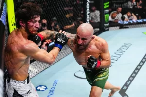 ولکانوفسکی با ناک‌اوت تماشایی حریف روسی، کمربند قهرمانی UFC را حفظ کرد