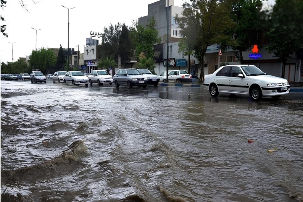 بارش شدید باران در کرج موجب جاری شدن سیلاب در عظیمیه شد