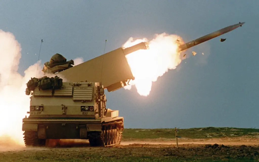 ارتش آمریکا امکان تغییر هدف راکت‌های HIMARS در آسمان را آزمایش کرد